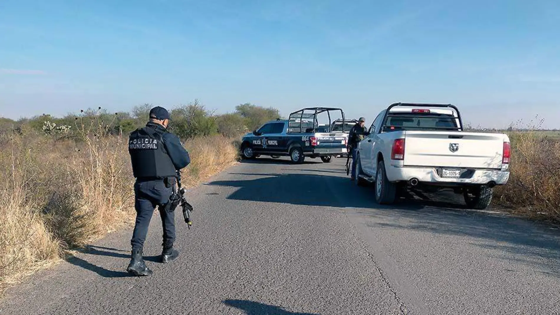 Elementos de la Policía Estatal y Fiscalía General del Estado en paraje carretero donde descubrieron los cuerpos de hombres asesinados